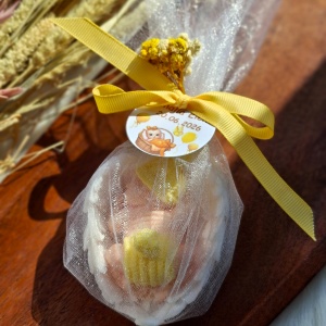 Mărturie botez din săpun - bebeluș galben pe aripi în tulle
