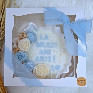 Cadou personalizat din ceară naturala parfumată în recipient din ceramică -culoare bleu