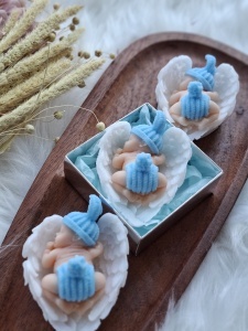 Mărturie botez din săpun - bebeluș bleu pe aripi in cutie - Img 2