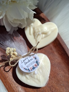 Mărturii de Nuntă „Inimioară” din Ceară de Soia cu Parfum de Bujor – Iubire și Rafinament Handmade-cu ață și floricele - Img 6