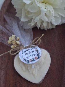 Mărturii de Nuntă „Inimioară” din Ceară de Soia cu Parfum de Bujor – Iubire și Rafinament Handmade-cu ață și floricele - Img 3