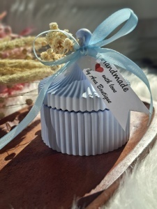 Cadou lumânare parfumată în vas de ceramică bleu cu capac