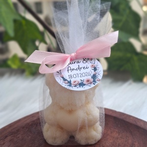 Mărturii de Nuntă „Ursuleț” din Ceară de Soia cu Parfum de Bujor – Farmec și Delicatețe Handmade-cu fundiță