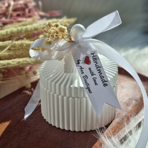 Cadou lumânare parfumată în vas de ceramică alb cu capac