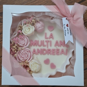 Cadou personalizat din ceară naturala parfumată în recipient din ceramică -culoare roz