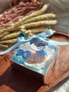 Mărturie botez din săpun - bebeluș bleu pe aripi in cutie - Img 4