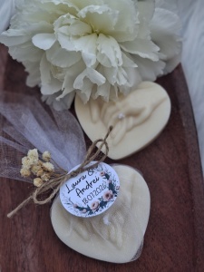 Mărturii de Nuntă „Inimioară” din Ceară de Soia cu Parfum de Bujor – Iubire și Rafinament Handmade-cu ață și floricele - Img 4