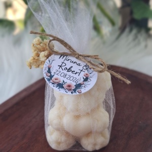 Mărturii de Nuntă „Ursuleț” din Ceară de Soia cu Parfum de Bujor – Farmec și Delicatețe Handmade-cu ață și flori