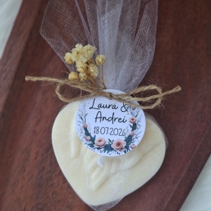 Mărturii de Nuntă „Inimioară” din Ceară de Soia cu Parfum de Bujor – Iubire și Rafinament Handmade-cu ață și floricele