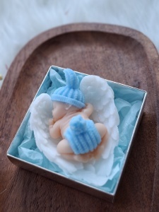 Mărturie botez din săpun - bebeluș bleu pe aripi in cutie - Img 3