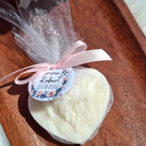 Mărturii de Nuntă „Inimioară” din Ceară de Soia cu Parfum de Bujor – Iubire și Rafinament Handmade-cu fundiță