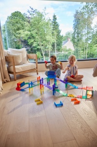 Joc magnetic Traseu de curse 65 piese Cleverclixx – jucărie interactivă pentru copi