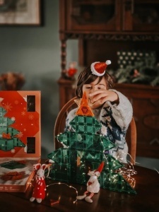 Copil construind cu plăci magnetice Cleverclixx Advent Calendar