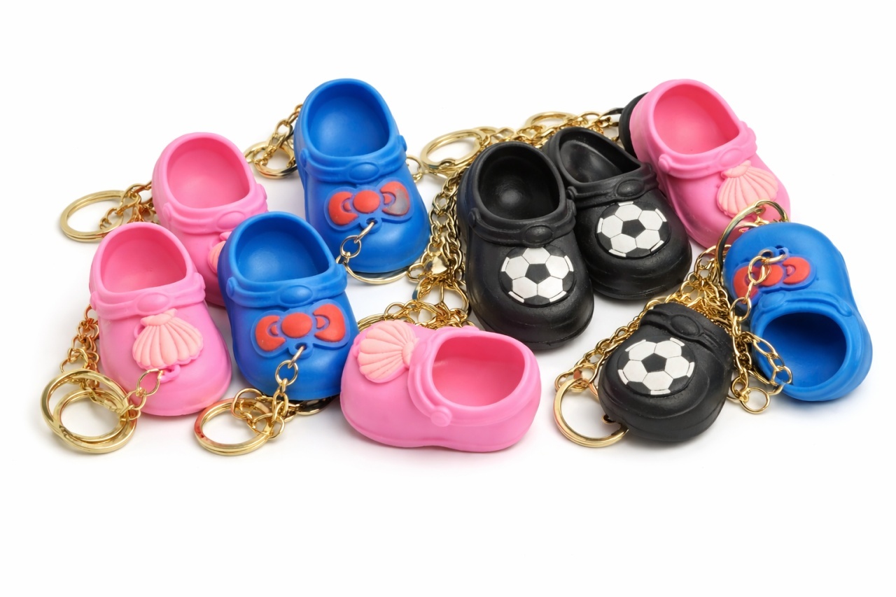 Set 12 brelocuri mini papuci colorati din silicon cu lant metalic