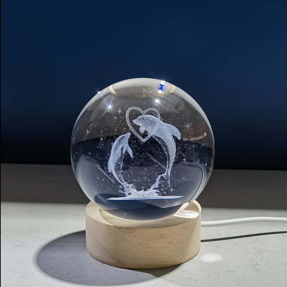 Glob Cristal 3D cu Delfini Luminosi, LED Cald, Baza Lemn Natur, Decor Oceanic 10CM 3
