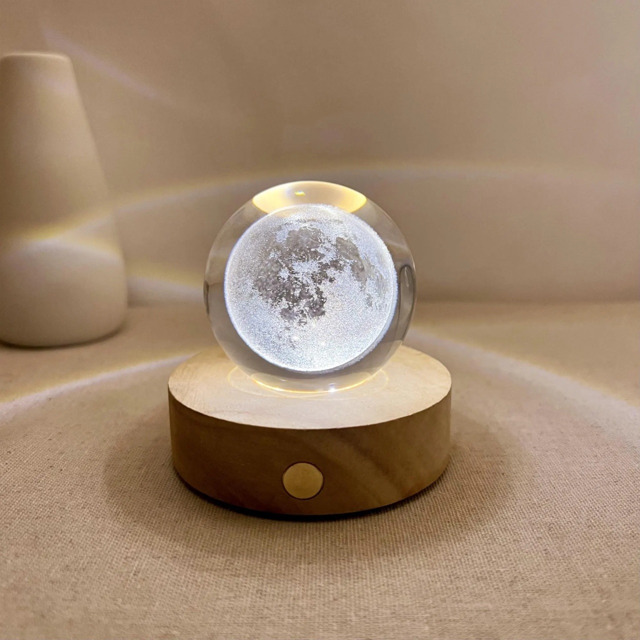 Glob Cristal 3D Luna 8 cm, cu LED si Baza Lemn, Lampa Decor Astronomica 3