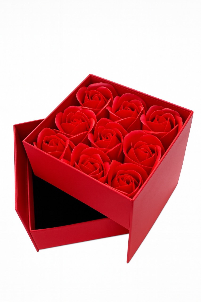 Cutie cadou 11x11x9.5 cm cu 9 trandafiri de sapun rosii, aranjament elegant Forever Love