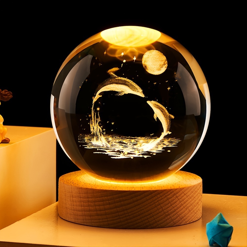 Glob Cristal 3D cu Delfini Luminosi, LED Cald, Baza Lemn Natur, Decor Oceanic 10CM