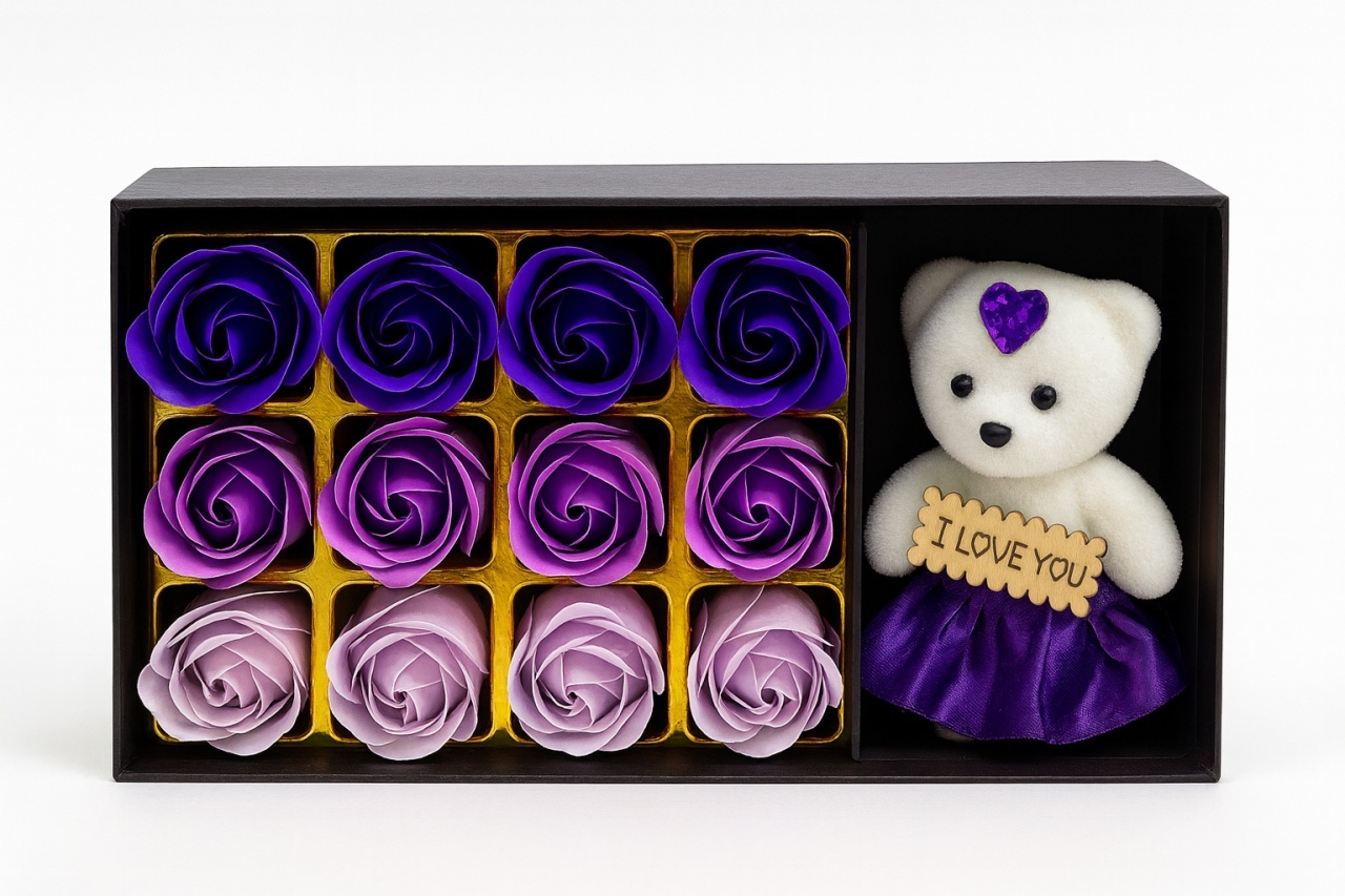 Set Cadou Ursulet I Love You cu 12 Trandafiri din Sapun Mov, Cutie Premium, 22X11X5CM