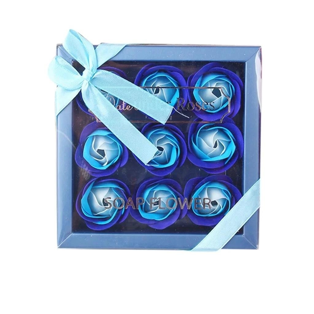 Aranjament trandafiri din sapun albastru si bleu in cutie eleganta cu capac transparent