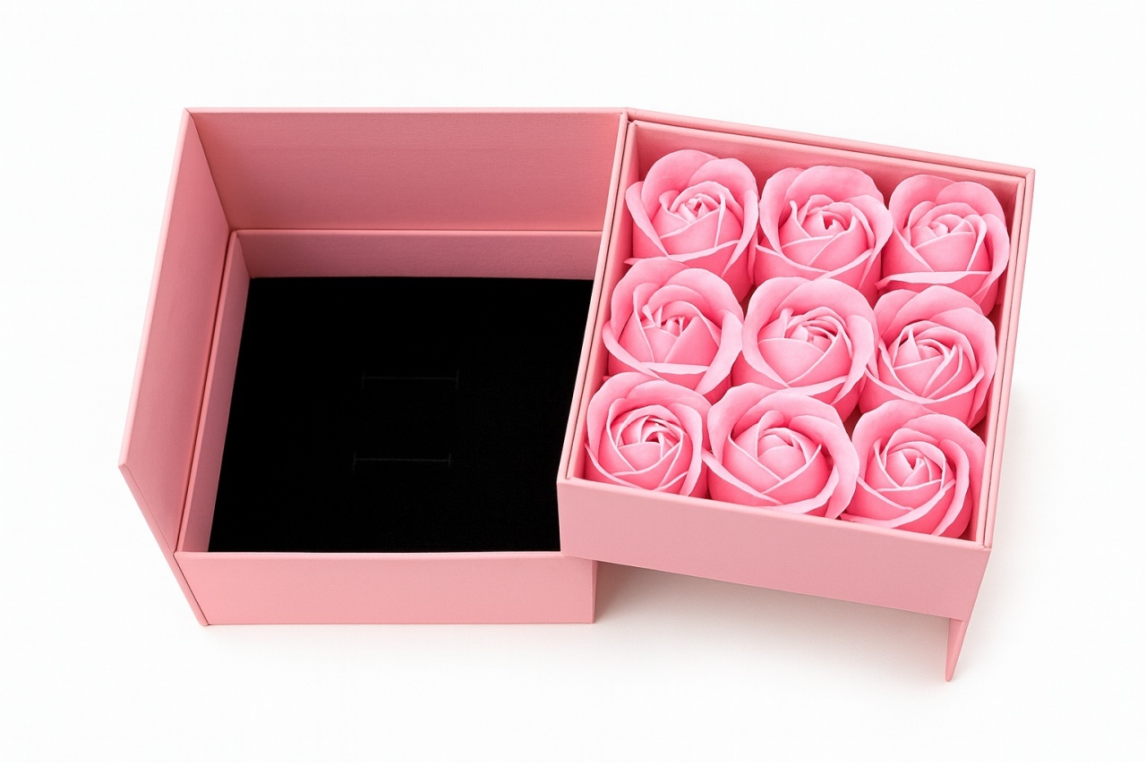 Cutie cadou 11x11x9.5 cm cu 9 trandafiri de sapun roz, aranjament elegant Forever Love 4