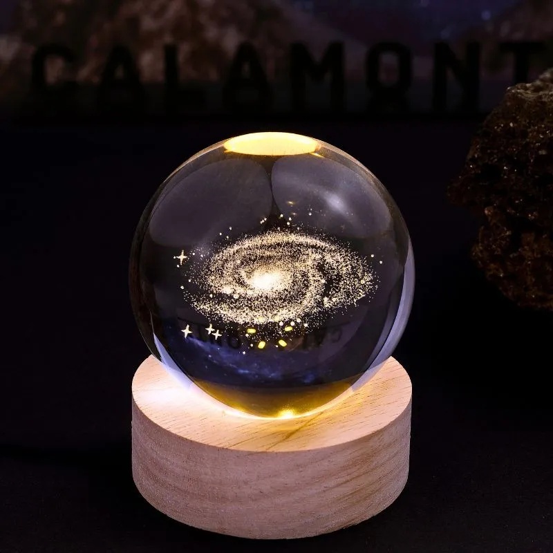 Glob Cristal 10cm Galaxie cu Suport Lemn Luminos , Decor Elegant si Cadou Premium