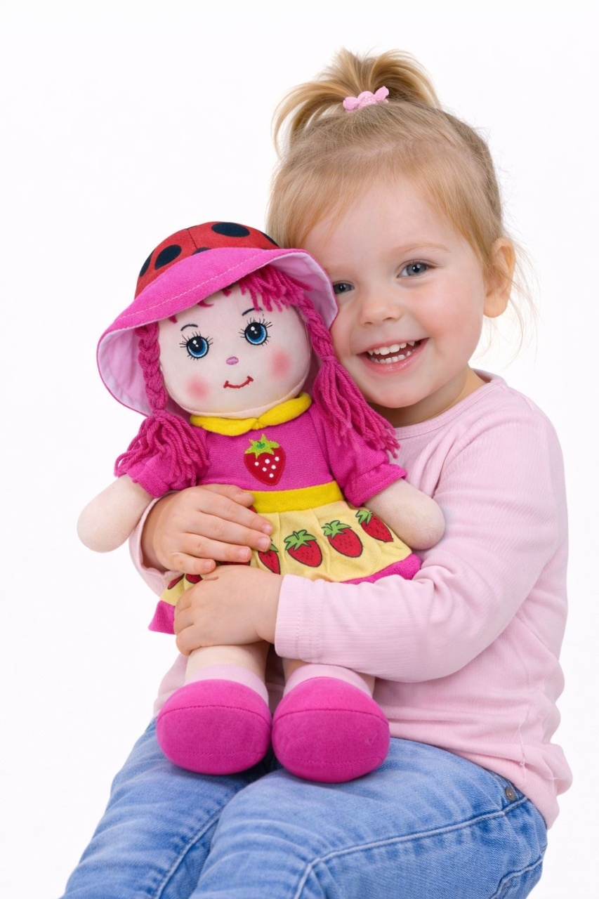 Papusa textila interactiva 38 cm, recita „Ingerasul”, rochie roz intens cu galben si capsuni, jucarie copii +3 ani 3