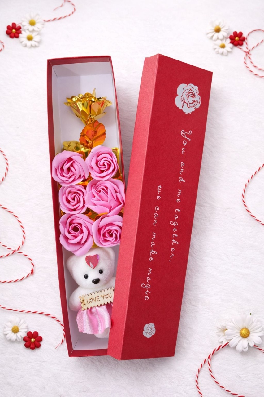 Cutie cadou cu trandafiri roz si ursulet, mesaj I Love You, 33x7x7 cm