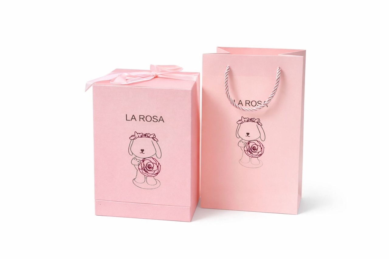 Iepuras cu trandafir in vitrina 22x15x15 cm, 1kg cu sertar bijuterii si punga cadou 4