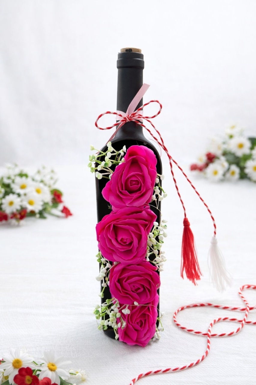 Sticla Decorativa cu 4 Trandafiri Rosii si LED, Cadou Romantic Elegant, 33x7x7 cm