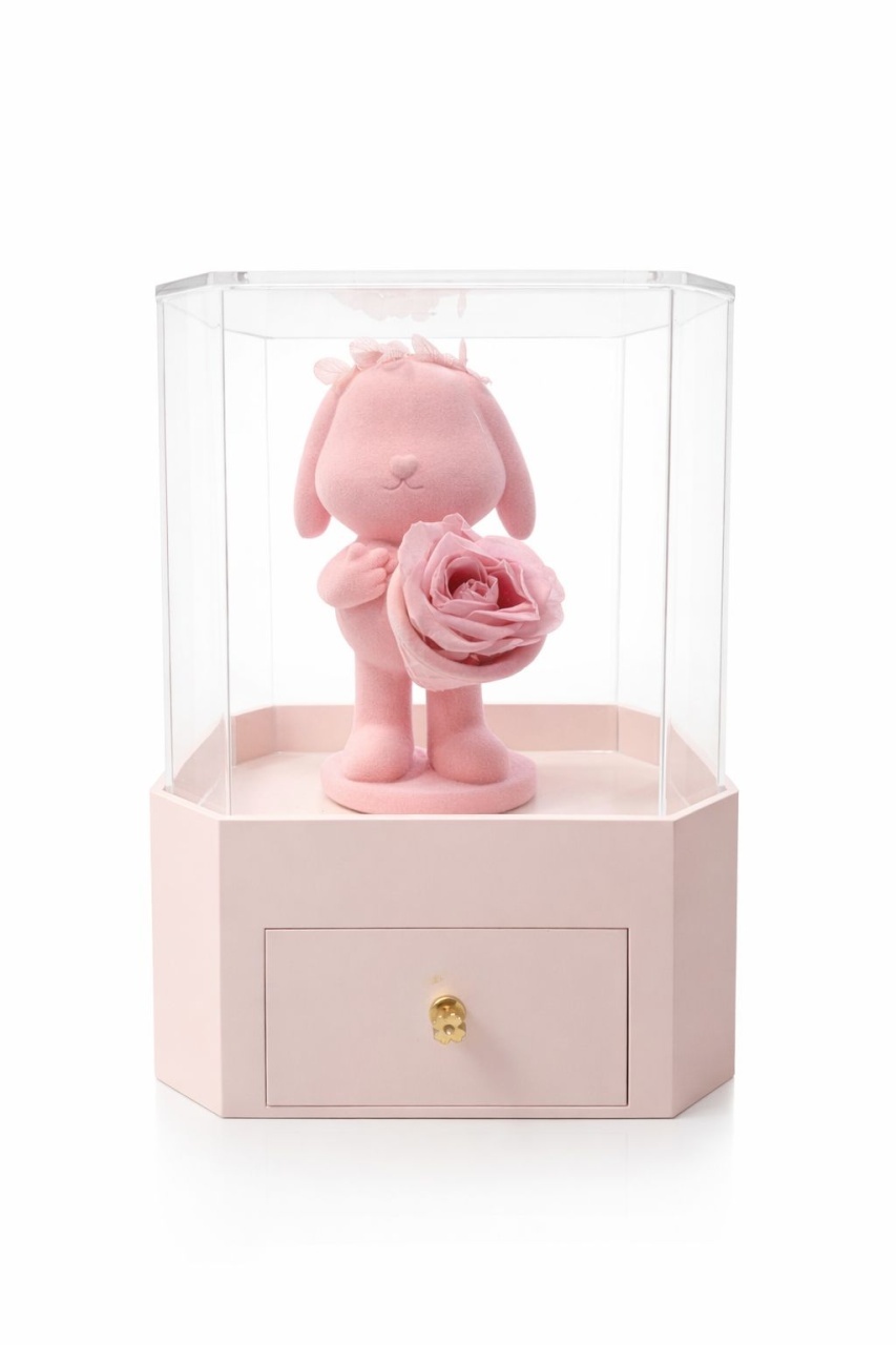 Iepuras cu trandafir in vitrina 22x15x15 cm, 1kg cu sertar bijuterii si punga cadou