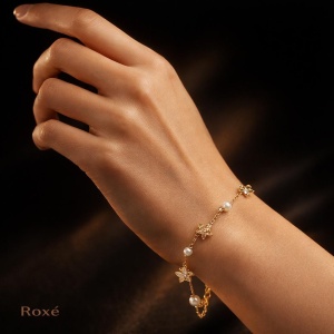 Brățară aurie Roxé cu flori delicate și perle, inoxidabil 17.5+5.5 cm - Img 2