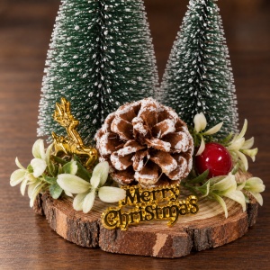 Decorațiune Crăciun de masă cu brăduți înzăpeziți pe bază din lemn natural, 16x9 cm - Img 4