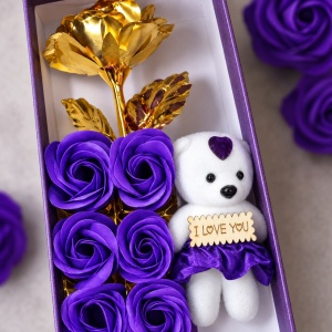 Aranjament decorativ cu 6 trandafiri mov, trandafir auriu și ursuleț , în cutie cadou, 25cm - Img 4