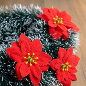 Coroniță de Crăciun pentru ușă, 30 cm, verde-alb, cu 3 flori roșii de crăciuniță - Img 4