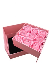 Cutie cadou 11x11x9.5 cm cu 9 trandafiri de sapun roz, aranjament elegant Forever Love