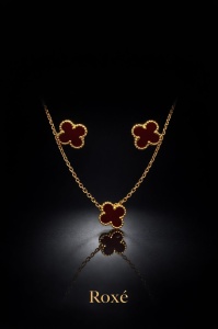 Set bijuterii Roxé auriu cu trifoi bordo, colier si cercei eleganti - Img 2