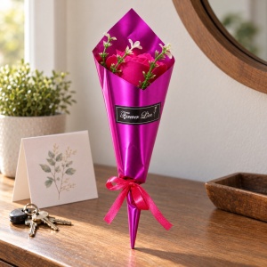 Buchet decorativ cu trandafir fucsia din sapun, cu funda satinata, 35 cm - Img 3