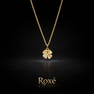 Colier Roxé auriu cu pandantiv trifoi si cristale, material inoxidabil, 40 cm, reglabil