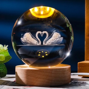 Glob Cristal 3D cu Lebede, LED si Baza Lemn, Decor Romantic, Cadou Special