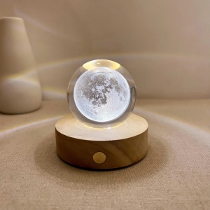 Glob Cristal 3D Luna cu LED, 10 cm, Baza Lemn, Decor Elegant - Img 2