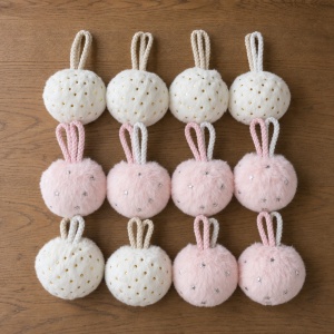 Set 12 globuri pufoase decorative, model asortat roz si alb, cu snur de suspendare, 23x18cm - Img 3