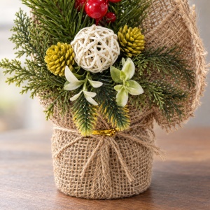 Aranjament decorativ de Crăciun cu con de brad, bilă din răchită și iută, 23x8 cm - Img 4