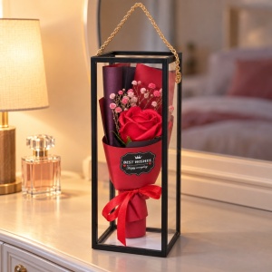 Buchet decorativ cu trandafir artificial roșu, în cutie cadou cu mâner auriu - Img 3