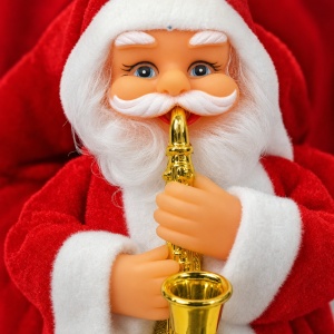 Figurină decorativă de Crăciun Moș Crăciun cu saxofon, pluș și plastic, 17 × 8 cm - Img 4