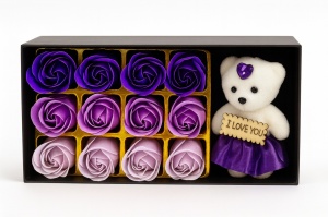 Set Cadou Ursulet I Love You cu 12 Trandafiri din Sapun Mov, Cutie Premium, 22X11X5CM - Img 2