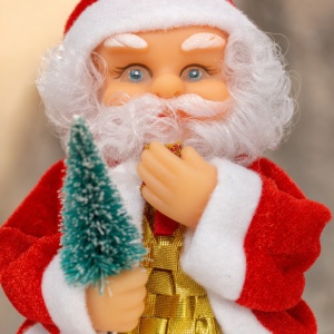 Figurină Moș Crăciun cu brăduț, catifea și plastic, 17 × 8 cm - Img 4