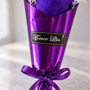 Buchet decorativ cu trandafir mov din sapun, cu funda satinata, 35 cm - Img 4