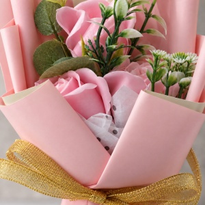 Buchet decorativ cu trandafiri roz, fundă aurie, în cutie cadou, 25cm - Img 4