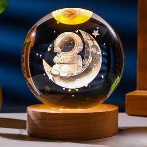 Glob Cristal 3D Astronaut pe Luna 8 cm, LED si Baza Lemn, Lampa Decor